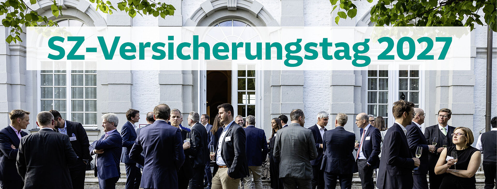 Banner Versicherungstag 2027 mit Teilnehmer:innen vor Schloss Bensberg